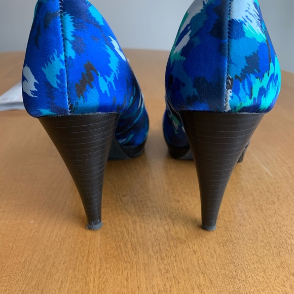 LOVELY 💙💚 Style & Co. Blue/Green/White Abstract Satin High Heels/Pumps 6-6.5! - Picture 9 of 16